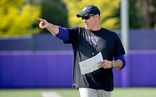 <b>DAWGS’ DEFENSIVE DUDE:</b> Santa Barbara native Pete Kwiatkowski is coach of the Washington Huskies’ defense that will face mighty Alabama in the Peach Bowl.