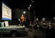Rabbi Steve Cohen from Congregation B'nei B'rith speaks to the the crowd of Israel supprtors