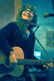Avant-garde songstress turned folk icon Kath Bloom took to Muddy Waters last Thursday night with a motley crew of friends and fellow musicians.