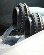 <strong>The wet stuff:</strong> Water from the Cater Treatment Plant pours into Ortega Reservoir, before the latter was covered in order to comply with federal laws protecting water quality.