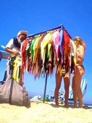 A vendedor of bikinis catches the attention of a large family of Paulista tourists, and proceeds to sell 5 bikinis.