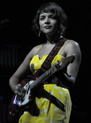 Norah Jones wooed the crowd with her cheerful banter and sultry voice during her headlining set last Tuesday night at the Santa Barbara Bowl.