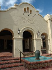 The Oaks sits on the main thoroughfare, a stone’s throw from shops and restaurants, making it convenient for guests to explore the charming town.