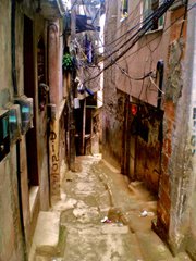 But for the head of a curious woman, a normally busy beco (alleyway) in Rocinha is abandoned. This weekend sees community members preventatively stowing themselves away, safe inside their homes.