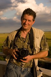 <b>GRIZZLED PHOTOG:</b> Joel Sartore discusses his close encounters with grizzlies and other wild animals this Sunday at UCSB’s Campbell Hall.