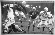 <b>OUR MAN SAM:</b> Sam Cathcart (#83) takes fl ight during a 1950 NFL game between his San Francisco 49ers and the Cleveland Browns.