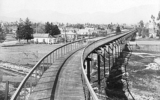 The California Cycleway ran through Pasadena along present-day Edmondson Alley in 1900. Fair Oaks Avenue is to the left.