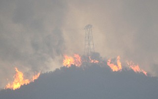 Thomas Fire burning in the foothills as seen from State Route 192 (Dec. 10, 2017)