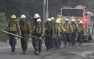 Bomberos del Condado de Santa Bárbara obran en Incendio Tomás el sábado. (16 Diciembre 2017)